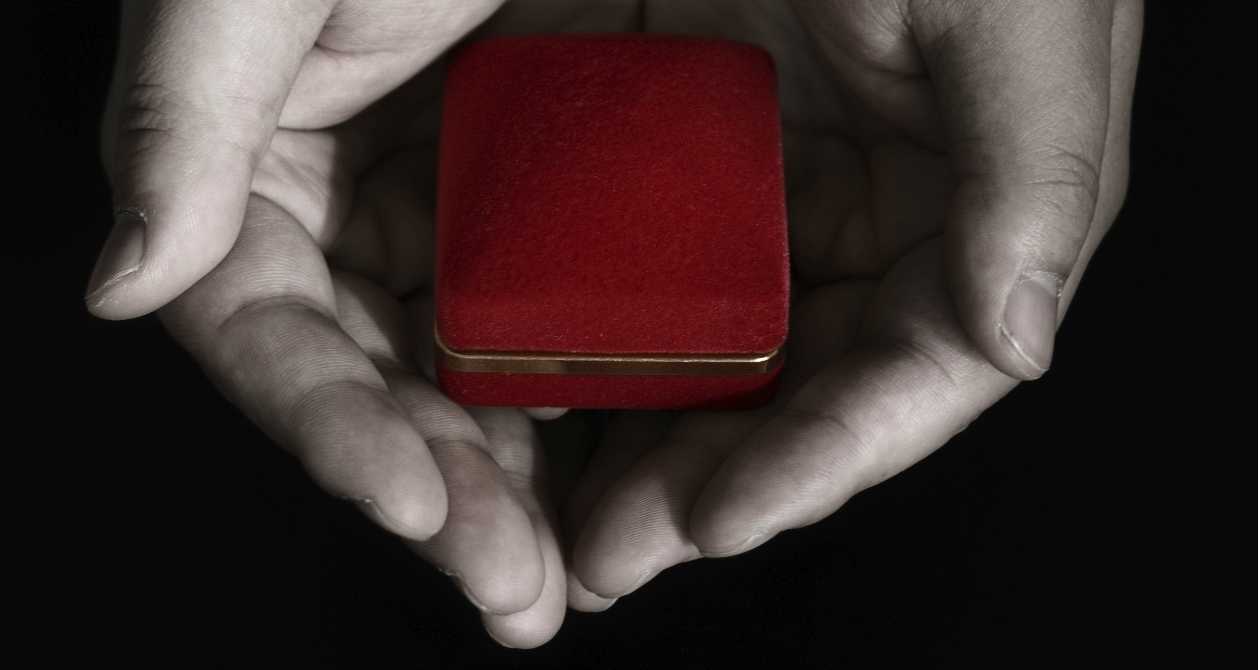 ジュエリーのプレゼントイメージ写真